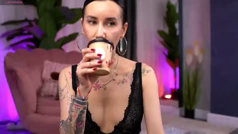 Snapshot of serenavelour chatting on October 31, 11:11 am Serena online show from October 31, 11:11 am