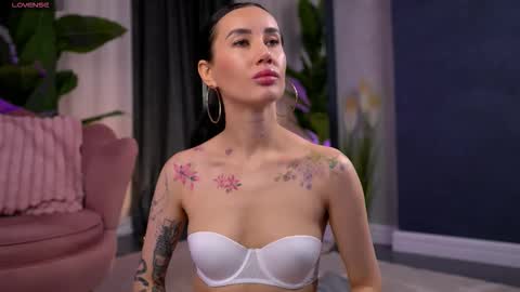 Snapshot of serenavelour chatting on November 6, 11:00 am Serena online show from November 6, 11:00 am