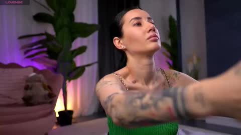 Snapshot of serenavelour chatting on November 20, 11:10 am Serena online show from November 20, 11:10 am