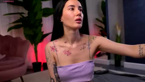 Snapshot of serenavelour chatting on December 2, 11:59 am Serena online show from December 2, 11:59 am