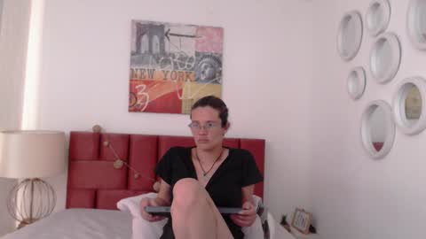 sereneclarks_ online show from January 18, 9:02 pm