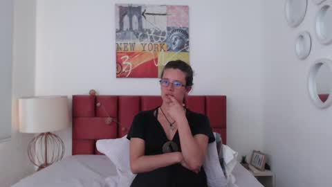 sereneclarks_ online show from January 25, 6:35 pm