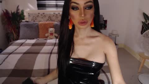 Snapshot of sexenchantresstgirl chatting on December 9, 12:45 am Mistress Maria online show from December 9, 12:45 am