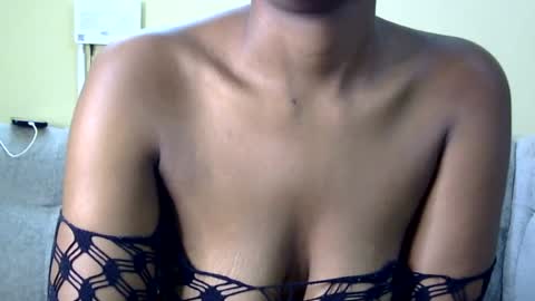 Snapshot of sexxie_vee chatting on July 5, 7:43 pm Sexxie ebony online show from July 5, 7:43 pm