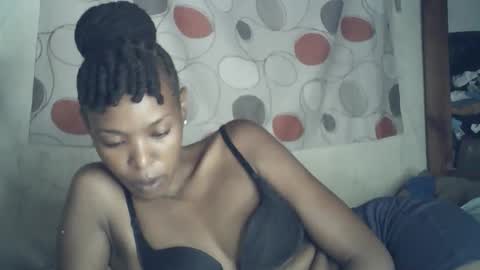 Snapshot of sexxy_curvy23 chatting on February 17, 3:36 am sexxy_curvy23 online show from February 17, 3:36 am