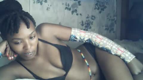Snapshot of sexxy_curvy23 chatting on February 25, 10:14 am sexxy_curvy23 online show from February 25, 10:14 am