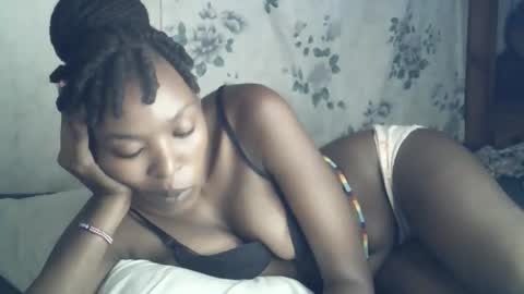 Snapshot of sexxy_curvy23 chatting on February 27, 5:29 am sexxy_curvy23 online show from February 27, 5:29 am