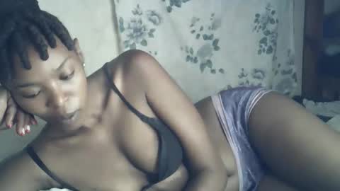 Snapshot of sexxy_curvy23 chatting on February 28, 5:08 am sexxy_curvy23 online show from February 28, 5:08 am
