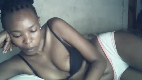 Snapshot of sexxy_curvy23 chatting on April 5, 3:26 am sexxy_curvy23 online show from April 5, 3:26 am