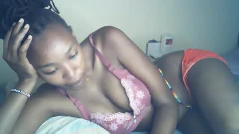 Snapshot of sexxy_curvy23 chatting on April 16, 4:02 am sexxy_curvy23 online show from April 16, 4:02 am