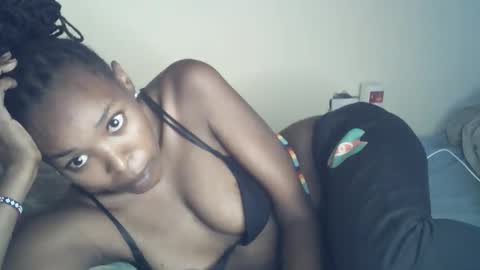 Snapshot of sexxy_curvy23 chatting on April 17, 6:05 am sexxy_curvy23 online show from April 17, 6:05 am