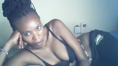 Snapshot of sexxy_curvy23 chatting on April 18, 8:18 am sexxy_curvy23 online show from April 18, 8:18 am