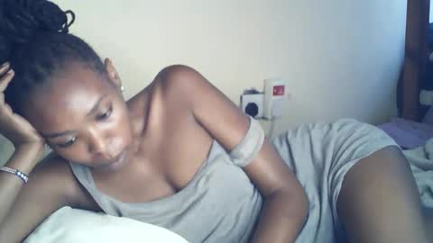 Snapshot of sexxy_curvy23 chatting on April 24, 8:17 am sexxy_curvy23 online show from April 24, 8:17 am