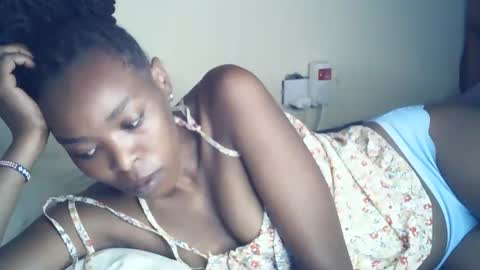 Snapshot of sexxy_curvy23 chatting on April 25, 4:04 am sexxy_curvy23 online show from April 25, 4:04 am