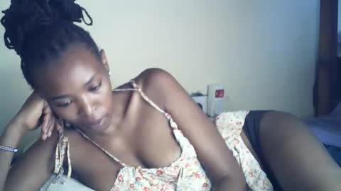 Snapshot of sexxy_curvy23 chatting on April 29, 6:06 am sexxy_curvy23 online show from April 29, 6:06 am