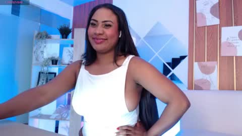 Snapshot of sexy_brunnette_luxe chatting on June 9, 11:55 am Vctoria online show from June 9, 11:55 am