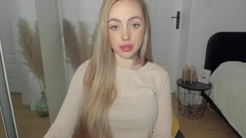C o r a l i e online show from February 19, 7:38 pm