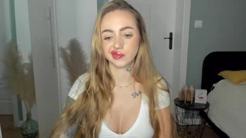 C o r a l i e online show from March 28, 8:14 am