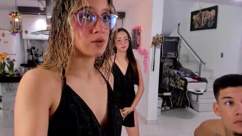 Snapshot of sexy_hot_friends_ chatting on March 24, 4:06 am WENDY MAX AND VICKY online show from March 24, 4:06 am