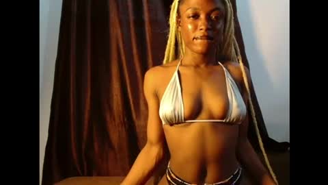 Snapshot of sexy_maureen chatting on June 14, 8:05 am maggi online show from June 14, 8:05 am