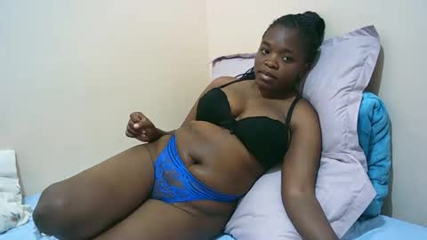 Snapshot of sexy_tiffah33 chatting on November 12, 1:00 pm Tiffah online show from November 12, 1:00 pm