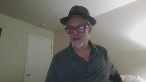 Snapshot of sexy_white_daddy chatting on February 21, 3:23 am Daddy online show from February 21, 3:23 am