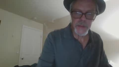 Snapshot of sexy_white_daddy chatting on February 21, 6:29 am Daddy online show from February 21, 6:29 am