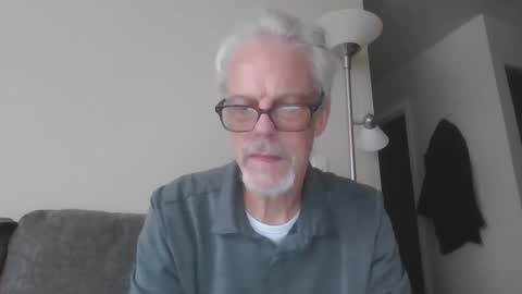 Snapshot of sexy_white_daddy chatting on February 21, 11:32 pm Daddy online show from February 21, 11:32 pm