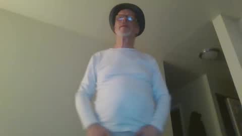 Snapshot of sexy_white_daddy chatting on February 24, 12:59 pm Daddy online show from February 24, 12:59 pm
