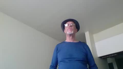 Snapshot of sexy_white_daddy chatting on March 5, 10:43 pm Daddy online show from March 5, 10:43 pm