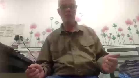 Snapshot of sexy_white_daddy chatting on October 18, 8:42 pm Daddy online show from October 18, 8:42 pm