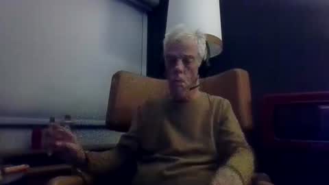 Snapshot of sexy_white_daddy chatting on December 18, 9:04 am Daddy online show from December 18, 9:04 am