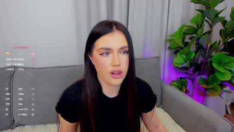 Snapshot of sexyangeloux chatting on April 5, 10:07 pm Lou online show from April 5, 10:07 pm