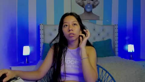 Snapshot of sexylaurita4u chatting on December 11, 11:41 am laura online show from December 11, 11:41 am