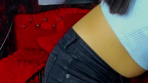 Snapshot of sexylaurita4u chatting on December 22, 11:33 am laura online show from December 22, 11:33 am