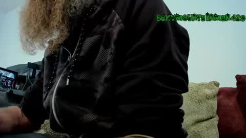 Snapshot of sexymountainman420 chatting on June 9, 5:19 am Sexymountainman420 online show from June 9, 5:19 am