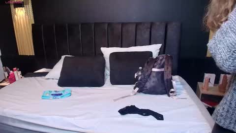 Snapshot of sexyrachel_ chatting on October 1, 12:00 pm R A C H E L online show from October 1, 12:00 pm