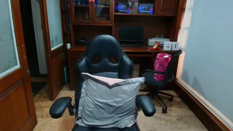 Snapshot of sexyrachel_ chatting on December 1, 11:59 am R A C H E L online show from December 1, 11:59 am