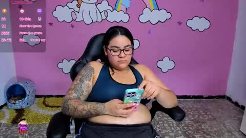 Snapshot of shaaroonhillss1 chatting on March 4, 11:33 pm sharoon online show from March 4, 11:33 pm