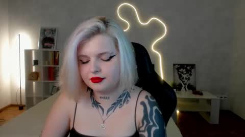 Snapshot of shadow__purr chatting on November 9, 7:39 am Lana online show from November 9, 7:39 am