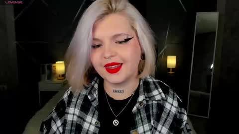 Snapshot of shadow__purr chatting on November 10, 8:13 am Lana online show from November 10, 8:13 am