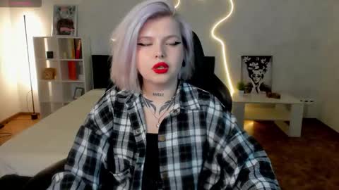 Snapshot of shadow__purr chatting on November 11, 7:41 am Lana online show from November 11, 7:41 am