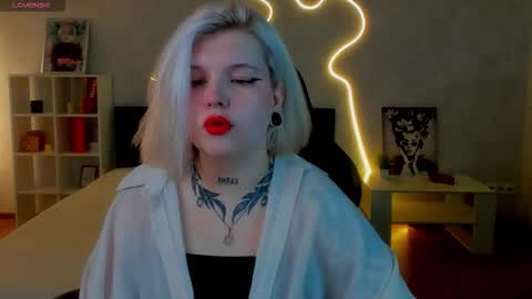 Snapshot of shadow__purr chatting on November 17, 1:22 am Lana online show from November 17, 1:22 am