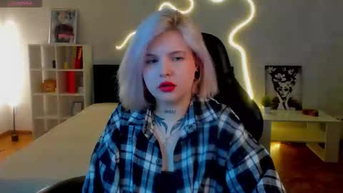 Snapshot of shadow__purr chatting on November 23, 1:38 am Lana online show from November 23, 1:38 am