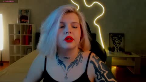 Snapshot of shadow__purr chatting on November 24, 1:16 am Lana online show from November 24, 1:16 am