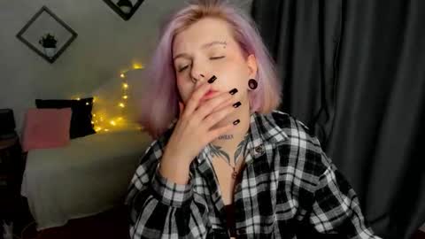 Snapshot of shadow__purr chatting on November 28, 2:36 am Lana online show from November 28, 2:36 am