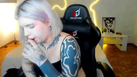 Snapshot of shadow__purr chatting on December 1, 1:32 am Lana online show from December 1, 1:32 am