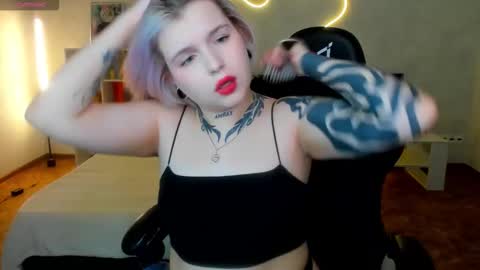 Snapshot of shadow__purr chatting on December 2, 1:33 am Lana online show from December 2, 1:33 am