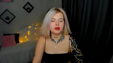 Snapshot of shadow__purr chatting on December 4, 1:48 am Lana online show from December 4, 1:48 am