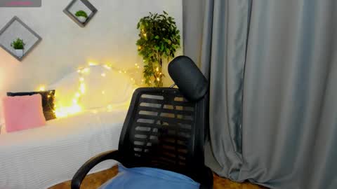 Snapshot of shadow__purr chatting on December 5, 2:31 am Lana online show from December 5, 2:31 am